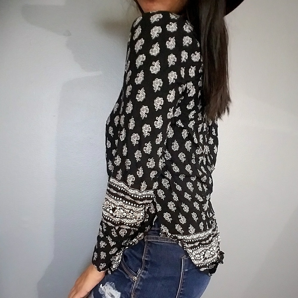 FREE TO BE ME FLORAL PRINT TOP - Picture 11 of 12